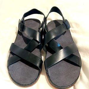 New without tags black women’s Chacos size 9